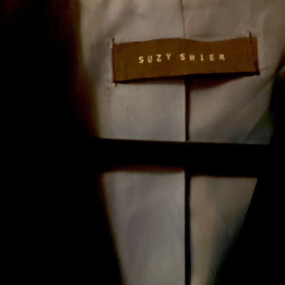 Black Suzy Shier Blazer with 2 buttons and Zipper pockets - Picture 2 of 4